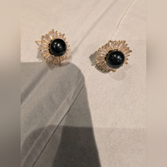 Simple Pearl Earstuds - Picture 2 of 11